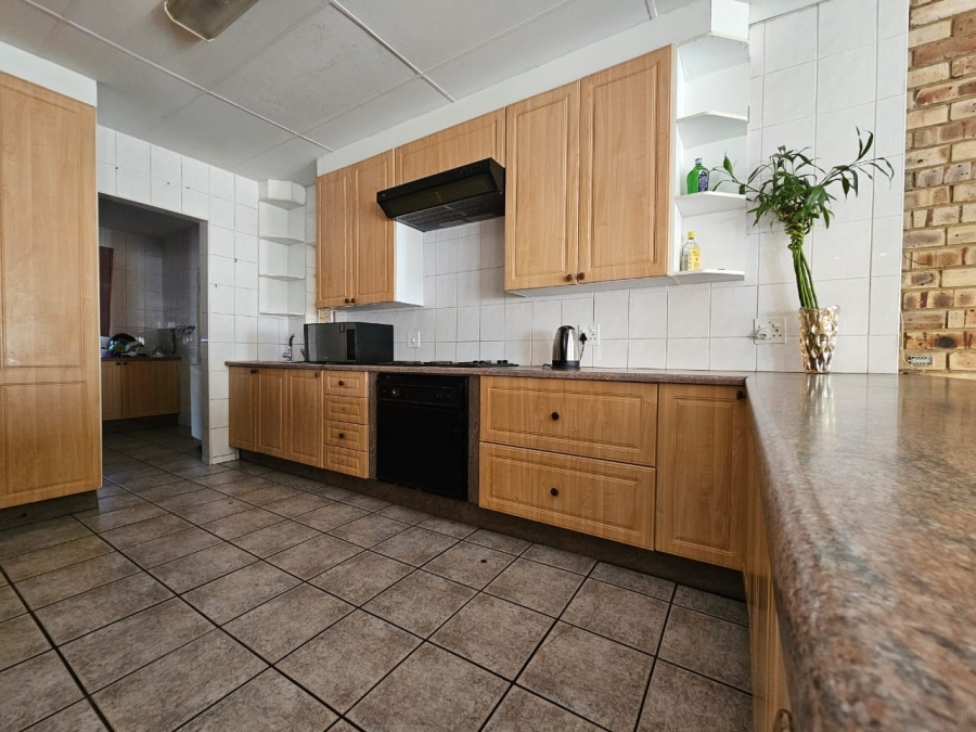 5 Bedroom Property for Sale in Kannoniers Park North West